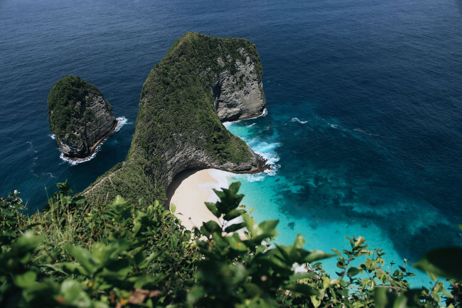 Kelingking Beach cliffs and turquoise bay, Nusa Penida
